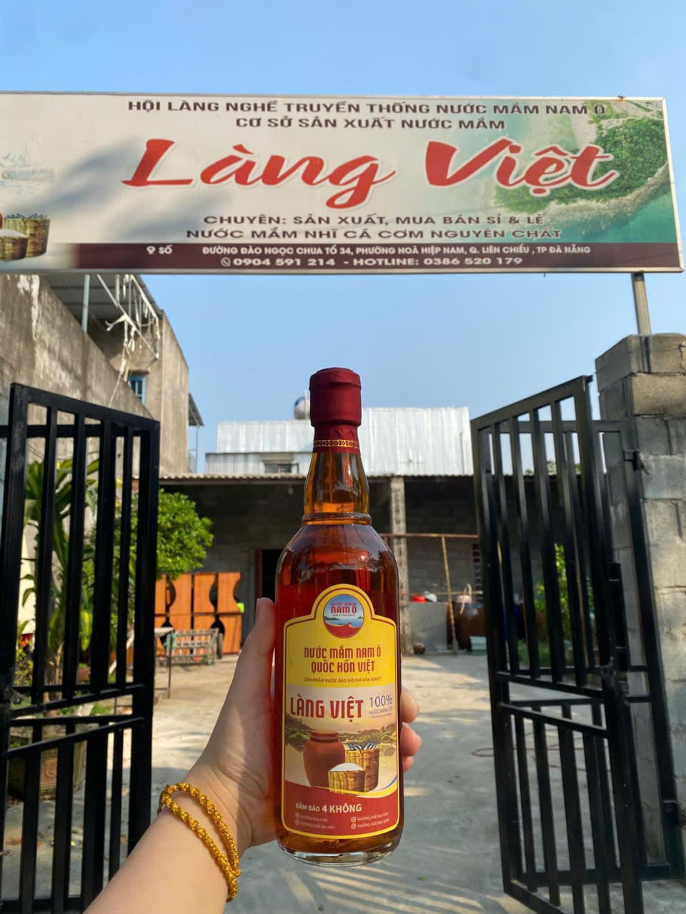 Bảng hiệu cơ sở sản xuất nước mắm Làng Việt trên đường Đào Ngọc Chua, Đà Nẵng